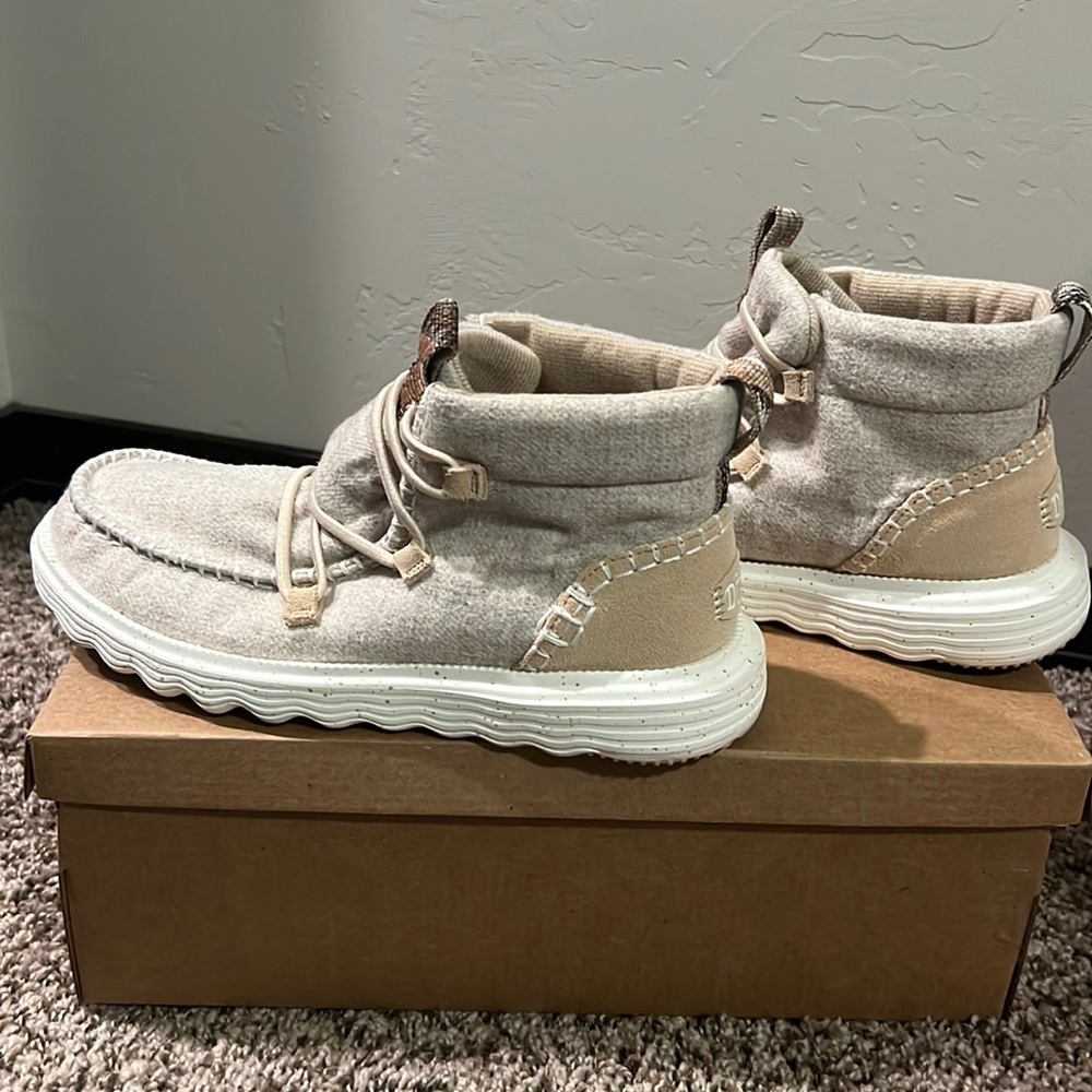 HeyDude womens boot size 9